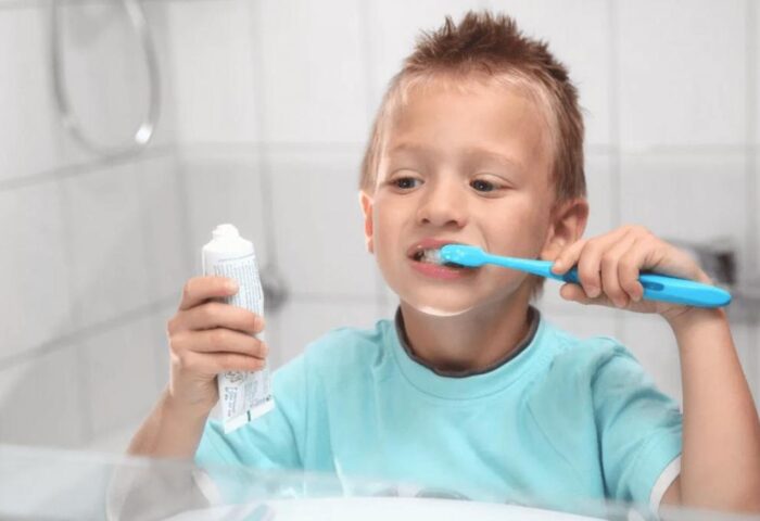 зубная паста и щетка для ребенка
