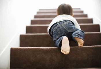 Малыш на лестнице